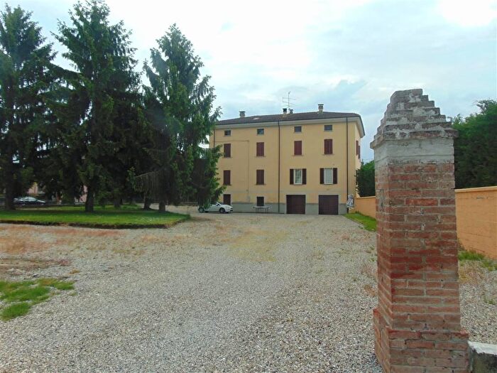 Casa con 10 locali in vendita in San Giorgio Piacentino