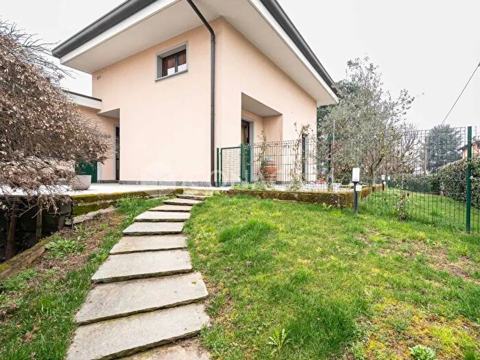 Appartamento quadrilocale in vendita in Via Vittorio Alfieri, Mariano Comense