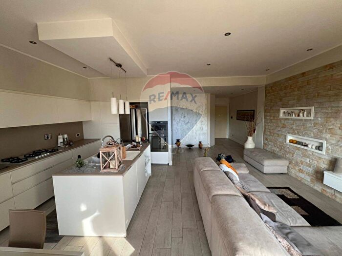 Appartamento con 5 locali in vendita in Via Costanzo Casana, Roma