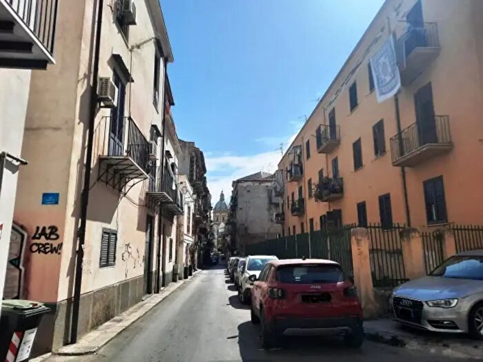 Appartamento trilocale in vendita in Via Porta di Castro, Palermo