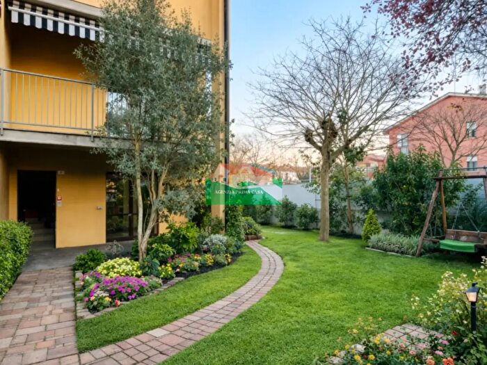 Casa con 8 locali in vendita in Via Brunelleschi, Ravenna