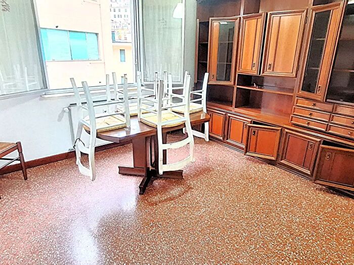 Appartamento con 7 locali in affitto in Genova