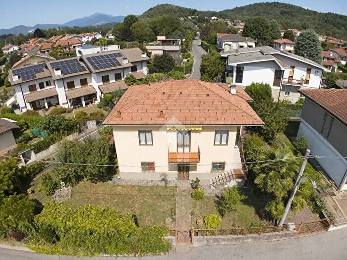 Casa con 7 locali in vendita in Via Lombardia, Malnate