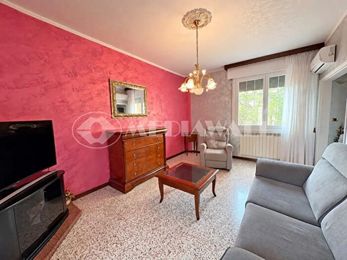 Casa con 7 locali in vendita in Traversa Don l Sturzo, Gruaro