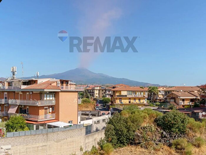 Appartamento con 6 locali in vendita in Via Ugo Foscolo, Gravina Di Catania