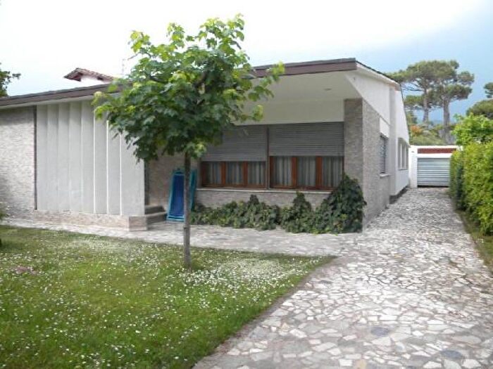 Casa con 6 locali in affitto in Forte Dei Marmi