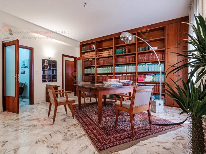 Appartamento con 5 locali in affitto in Siracusa