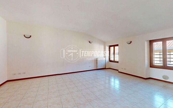 Appartamento trilocale in vendita in Via Montello, Lentate Sul Seveso