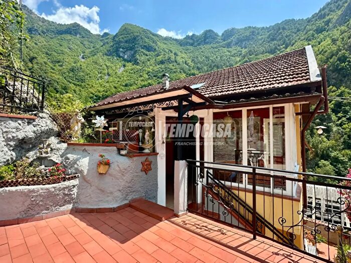 Casa quadrilocale in vendita in Viottolo delle Tre Casette, Massa