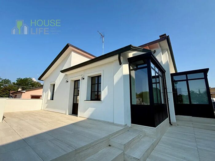 Casa con 8 locali in vendita in Viale Fratelli Bandiera, Vicenza