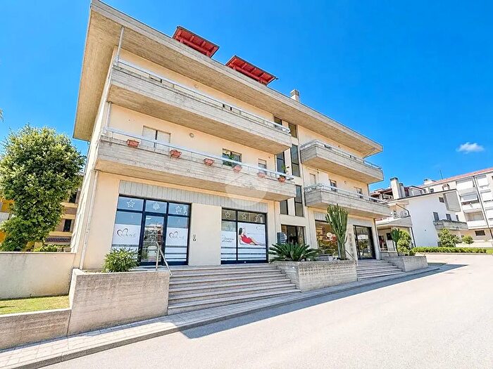 Appartamento quadrilocale in vendita in Via Ignazio Silone, Teramo