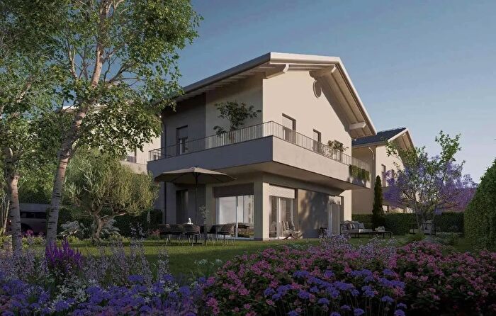 Casa quadrilocale in vendita in Via Baracca Cantu, Cantu