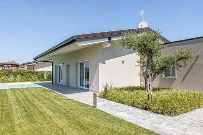 Casa quadrilocale in vendita in Via Emilio Longoni, Barlassina