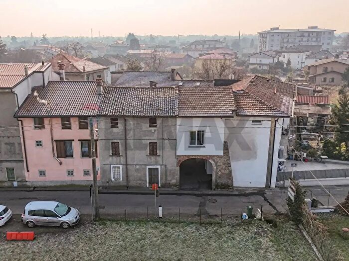 Casa quadrilocale in vendita in Via Brembate, Osio Sotto