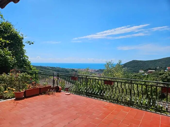 Appartamento con 6 locali in vendita in Via Miramare, Leivi