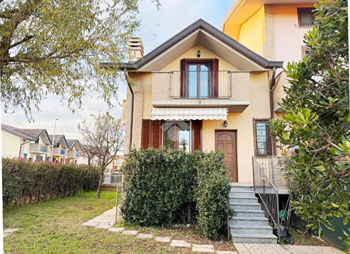 Casa trilocale in vendita in Via Pirandello, Cislago