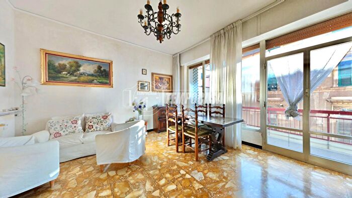 Appartamento trilocale in vendita in Via Ettore Cadenaccio, Genova