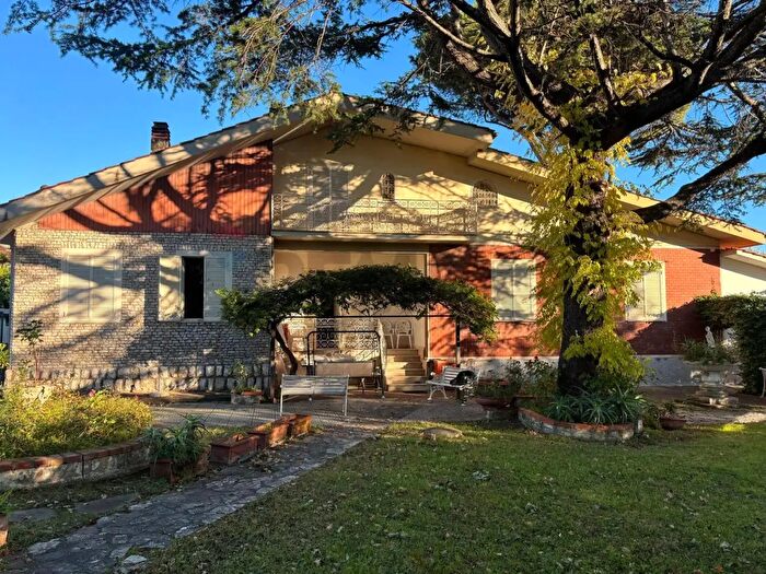 Casa con 7 locali in vendita in Formia