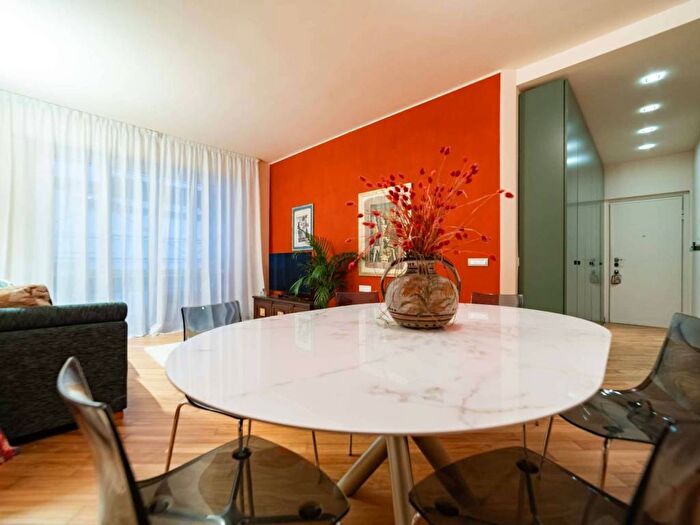 Appartamento trilocale in affitto in Via Luigi Canonica, Paolo Sarpi, Milano