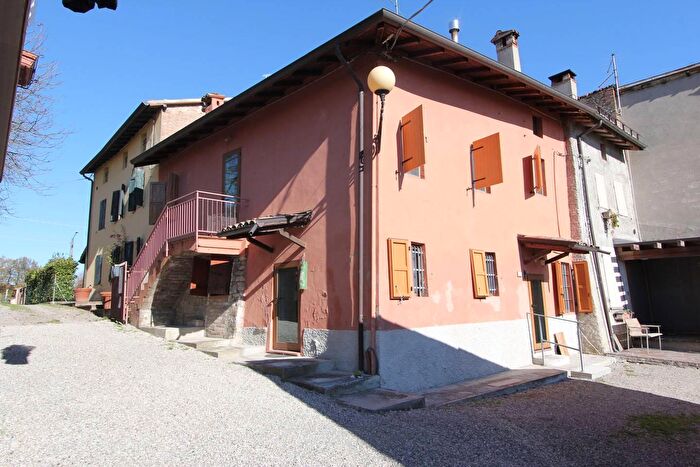 Appartamento con 5 locali in vendita in Strada del Goiano, Langhirano