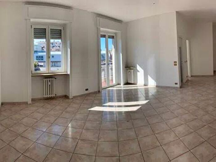 Appartamento trilocale in affitto in Via Giuseppe Mazzini, Piazza Santa Maria, Busto Arsizio