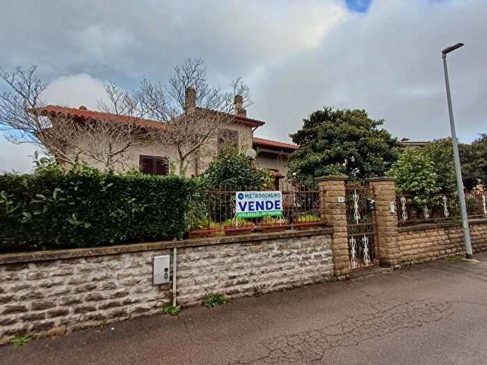 Casa con 11 locali in vendita in Via Tenente Tito Mechilli, Caprarola