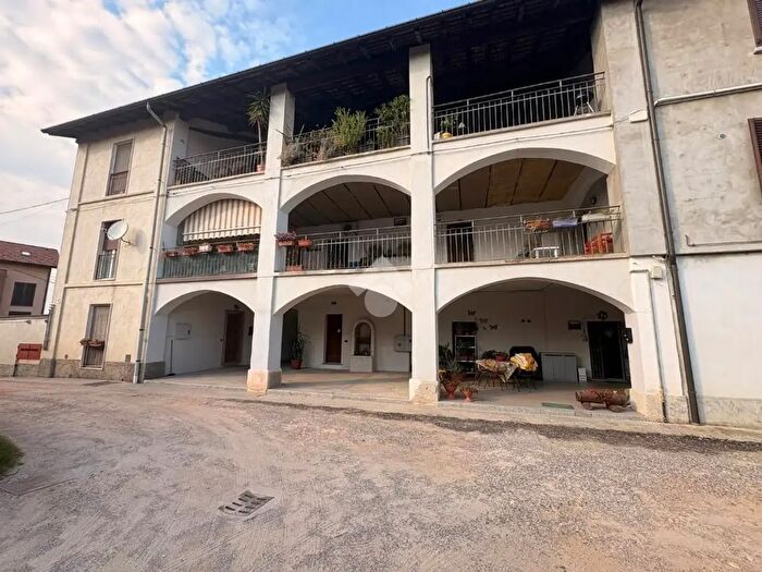 Appartamento trilocale in affitto in Via Ferrari, Gazzada Schianno