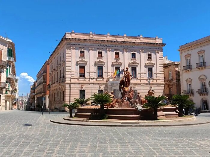 Appartamento con 8 locali in vendita in Via Domenico Scinà, Siracusa