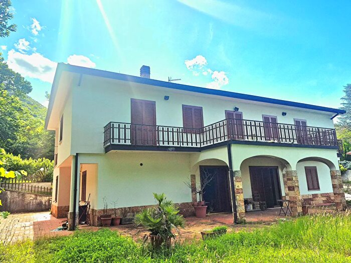 Casa con 12 locali in vendita in Patrica