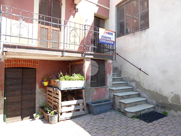 Casa quadrilocale in vendita in Largo Medaglia dOro, Rovescala