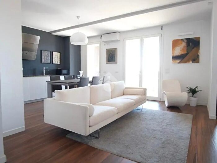 Appartamento quadrilocale in vendita in Via Riccardo Pitteri, Milano