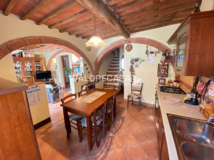 Casa con 8 locali in vendita in Carrara