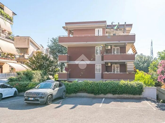 Appartamento trilocale in vendita in Vicolo Veientano, Roma