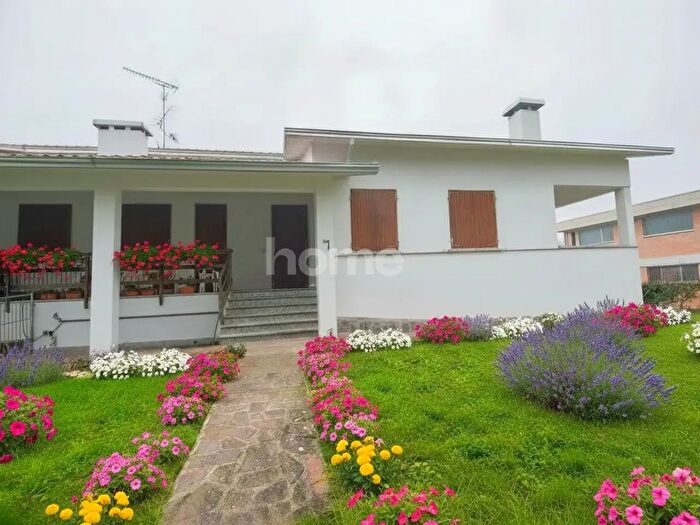 Casa con 8 locali in vendita in Via V Emanuele II, Albinea