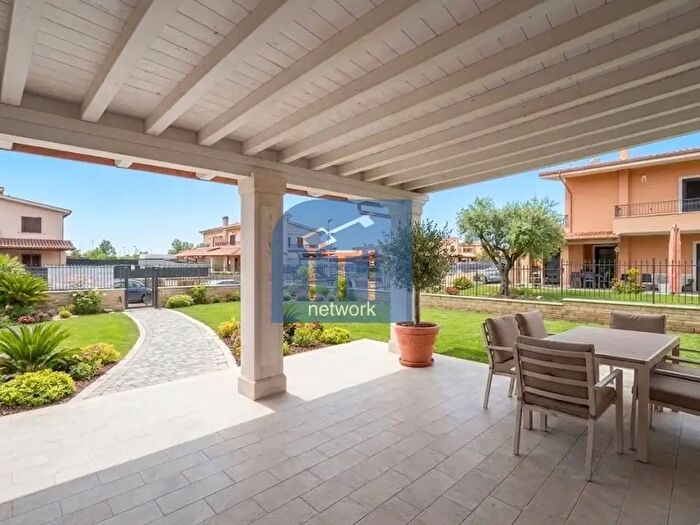 Casa con 5 locali in vendita in Alessandro Fortis, Pomezia