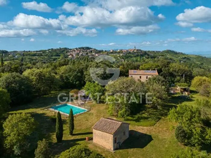 Casa con 6 locali in vendita in Pomarance