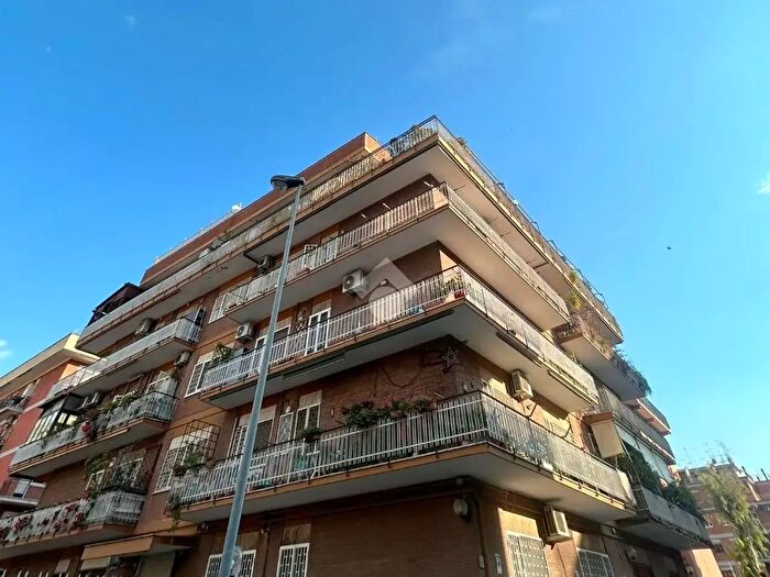 Appartamento trilocale in vendita in Viale Spartaco, Roma