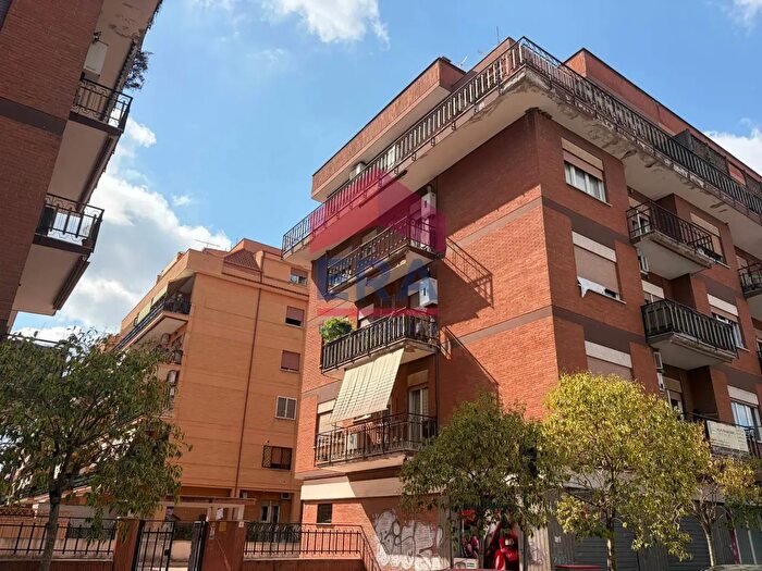 Appartamento trilocale in vendita in Via Rattazzi, Pomezia