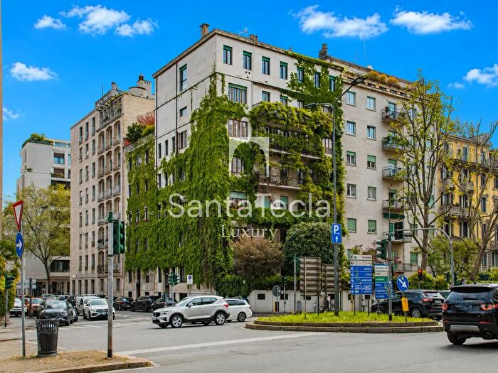 Appartamento con 5 locali in vendita in Via Lamberto De Bernardi, Milano