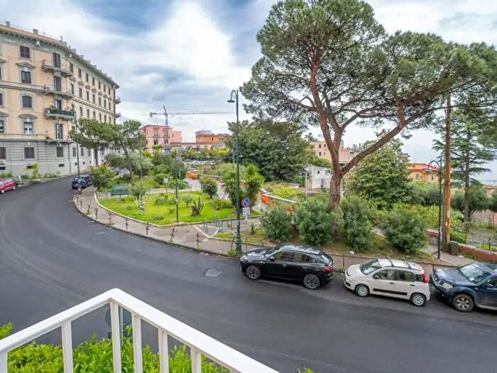 Appartamento con 6 locali in vendita in Via Aniello Falcone, Napoli