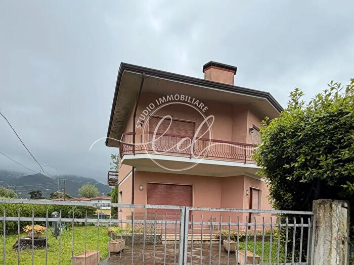Casa con 10 locali in vendita in Pietrasanta