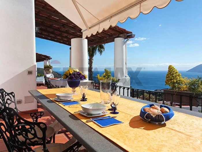 Casa con 10 locali in vendita in Strada Serra Pirrera SNC, Lipari