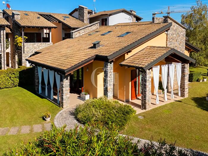 Casa con 9 locali in vendita in Desenzano Del Garda