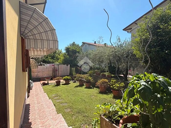 Casa con 6 locali in vendita in Via Calcina, Luni