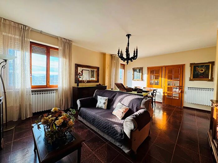 Appartamento con 6 locali in vendita in Via Andrea Costa, Gualdo Tadino