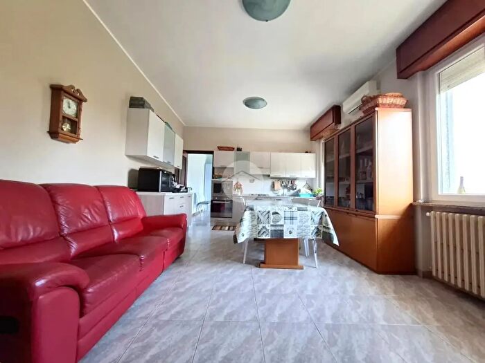 Casa con 6 locali in vendita in Via Malvista, Voghera