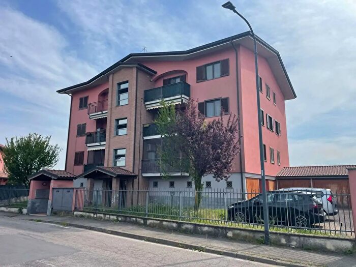 Appartamento trilocale in vendita in Via Puglisi, Vernate