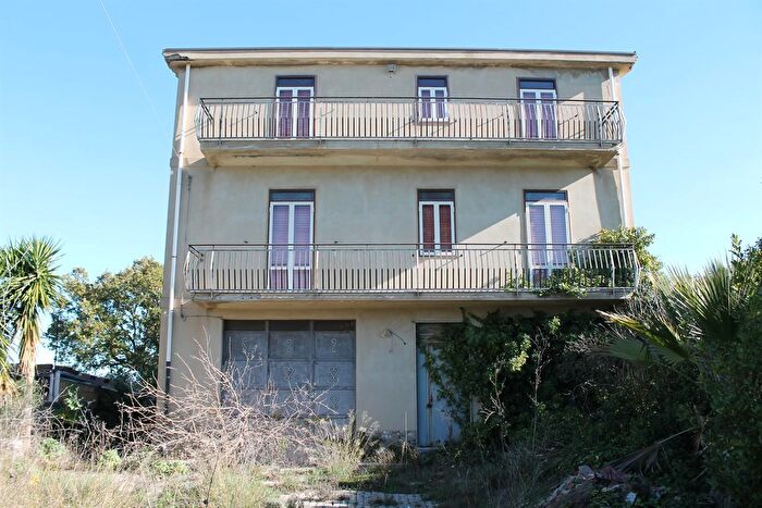 Casa con 12 locali in vendita in Viale Sicilia, Nissoria