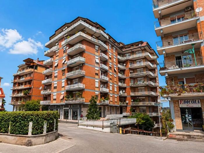 Appartamento con 6 locali in vendita in Via Cosenza, Frosinone