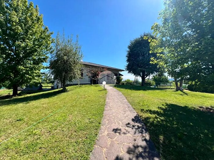 Casa con 5 locali in vendita in Via Fratelli Calvi, Castelli Calepio